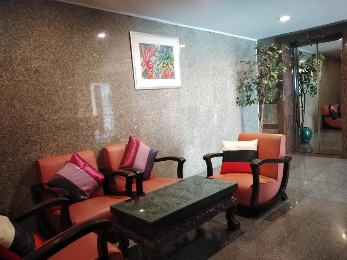 Interchange Tower Serviced Apartment - Sha Extra Plus Бангкок Экстерьер фото