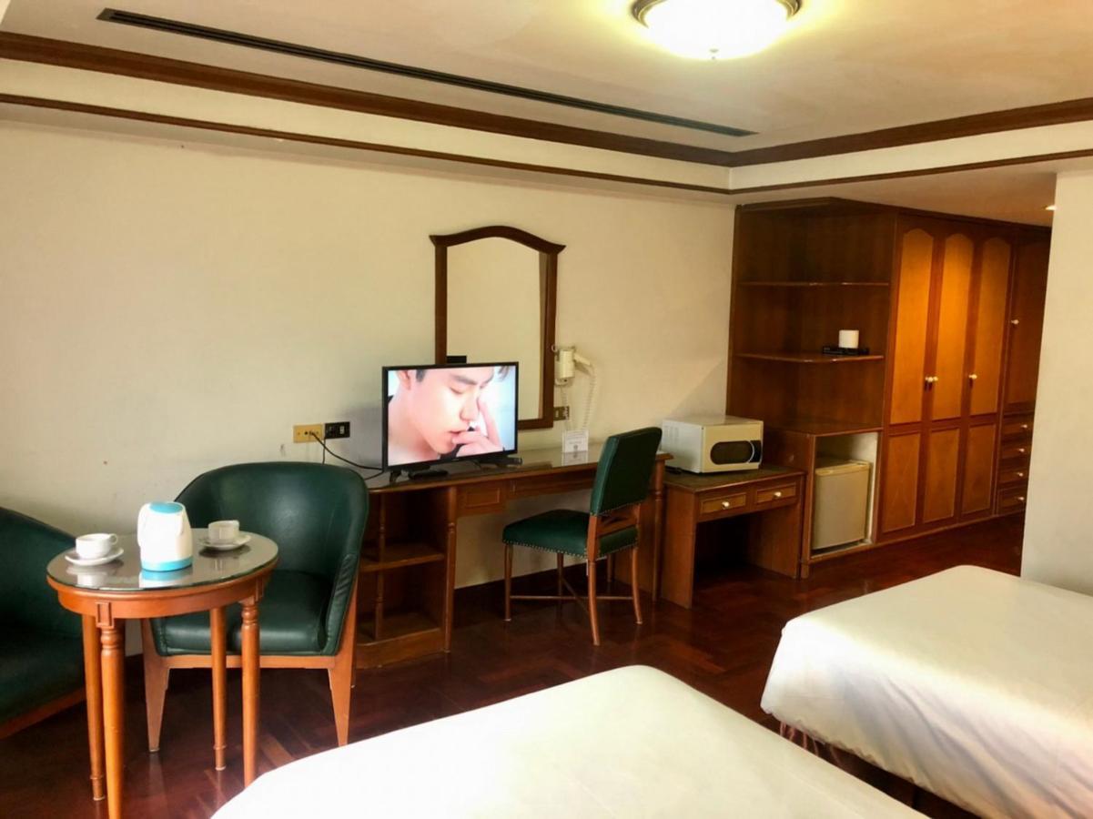 Interchange Tower Serviced Apartment - Sha Extra Plus Бангкок Экстерьер фото