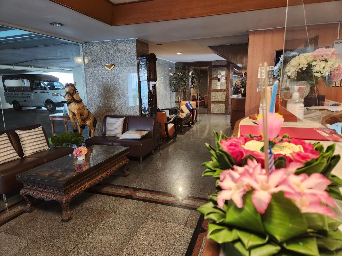Interchange Tower Serviced Apartment - Sha Extra Plus Бангкок Экстерьер фото