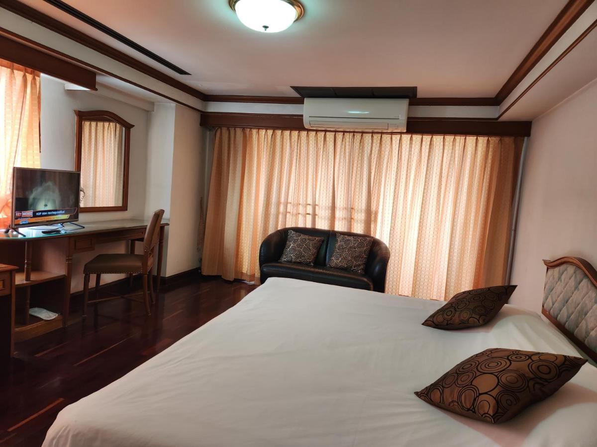 Interchange Tower Serviced Apartment - Sha Extra Plus Бангкок Экстерьер фото
