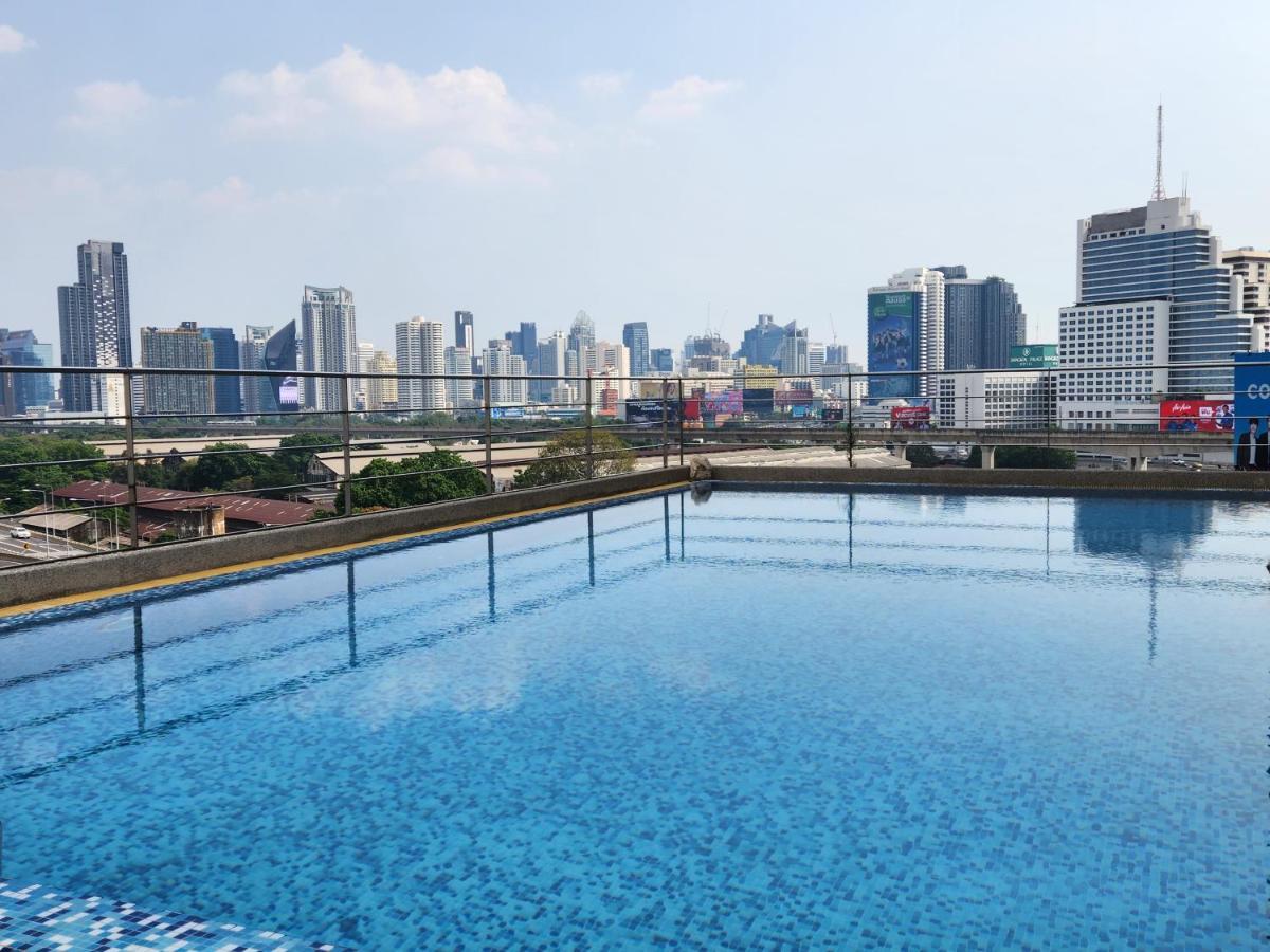 Interchange Tower Serviced Apartment - Sha Extra Plus Бангкок Экстерьер фото