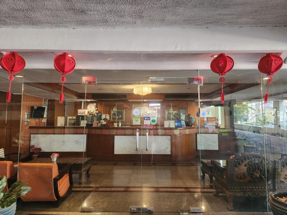 Interchange Tower Serviced Apartment - Sha Extra Plus Бангкок Экстерьер фото