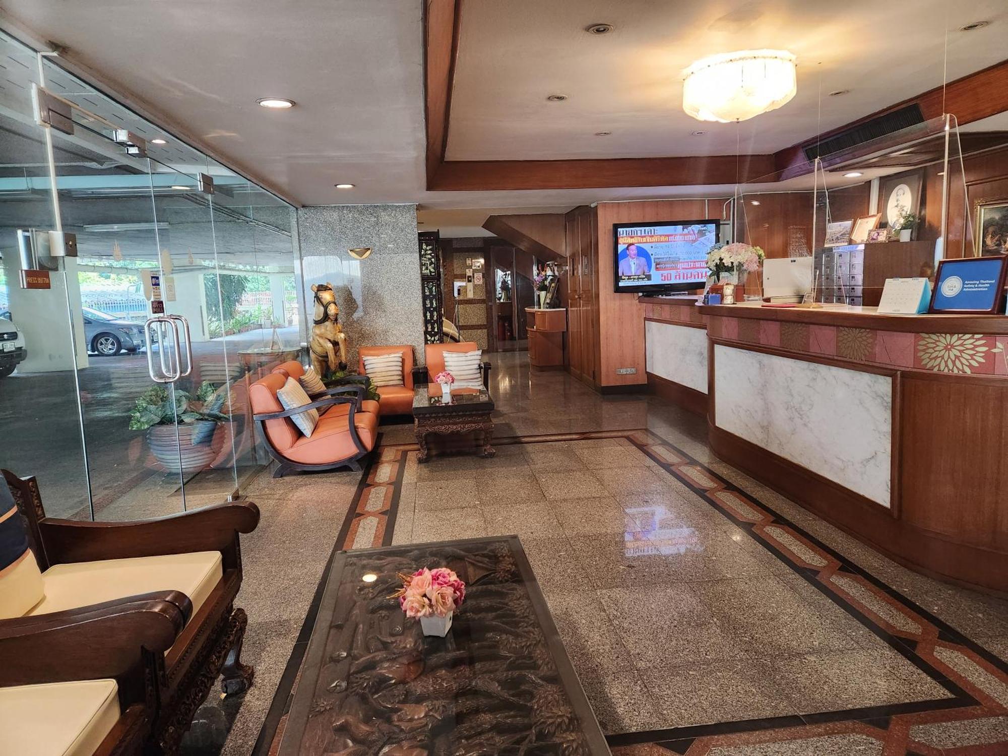 Interchange Tower Serviced Apartment - Sha Extra Plus Бангкок Экстерьер фото