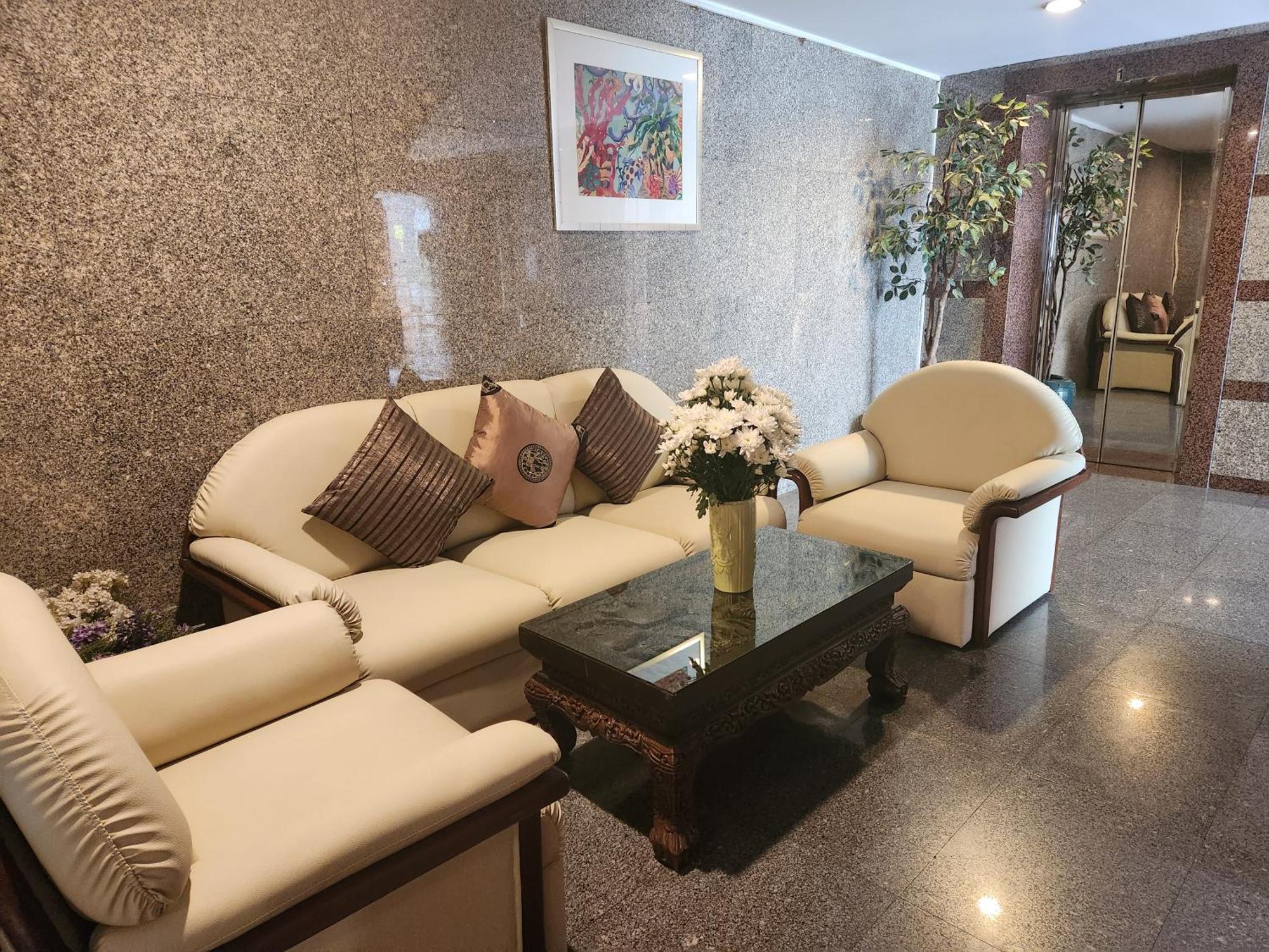 Interchange Tower Serviced Apartment - Sha Extra Plus Бангкок Экстерьер фото