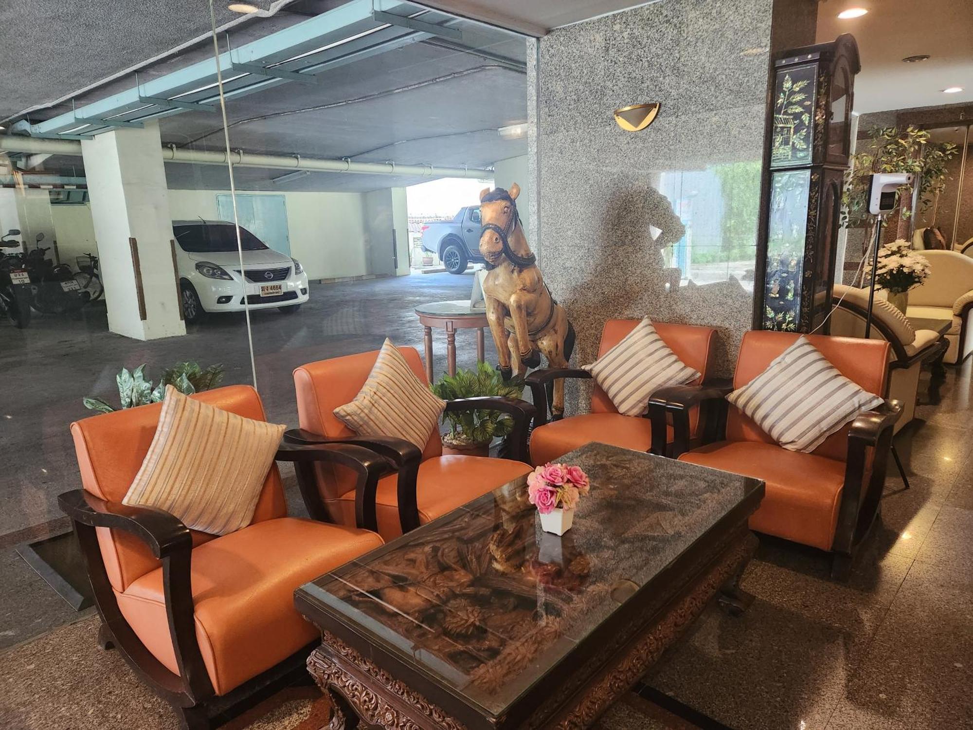 Interchange Tower Serviced Apartment - Sha Extra Plus Бангкок Экстерьер фото
