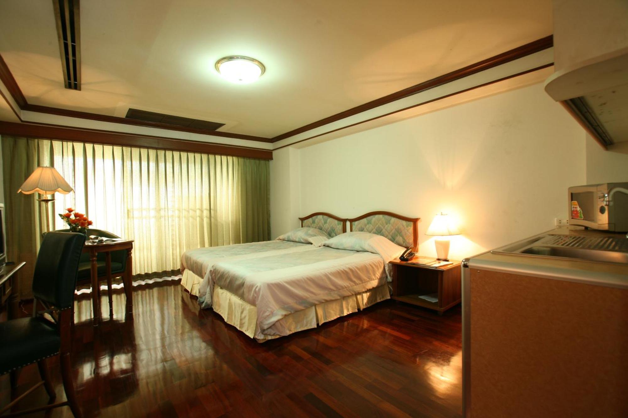 Interchange Tower Serviced Apartment - Sha Extra Plus Бангкок Экстерьер фото