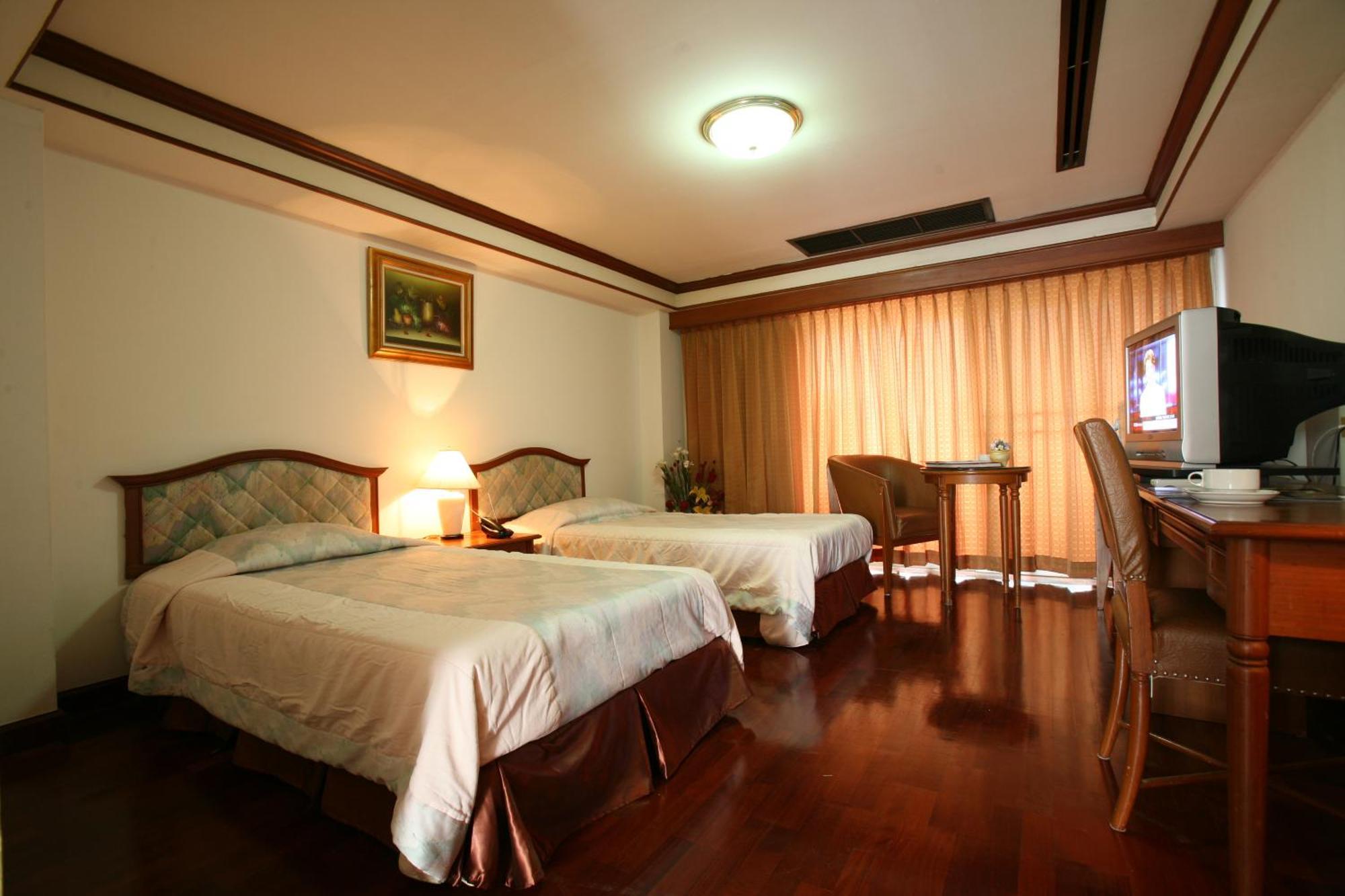 Interchange Tower Serviced Apartment - Sha Extra Plus Бангкок Экстерьер фото