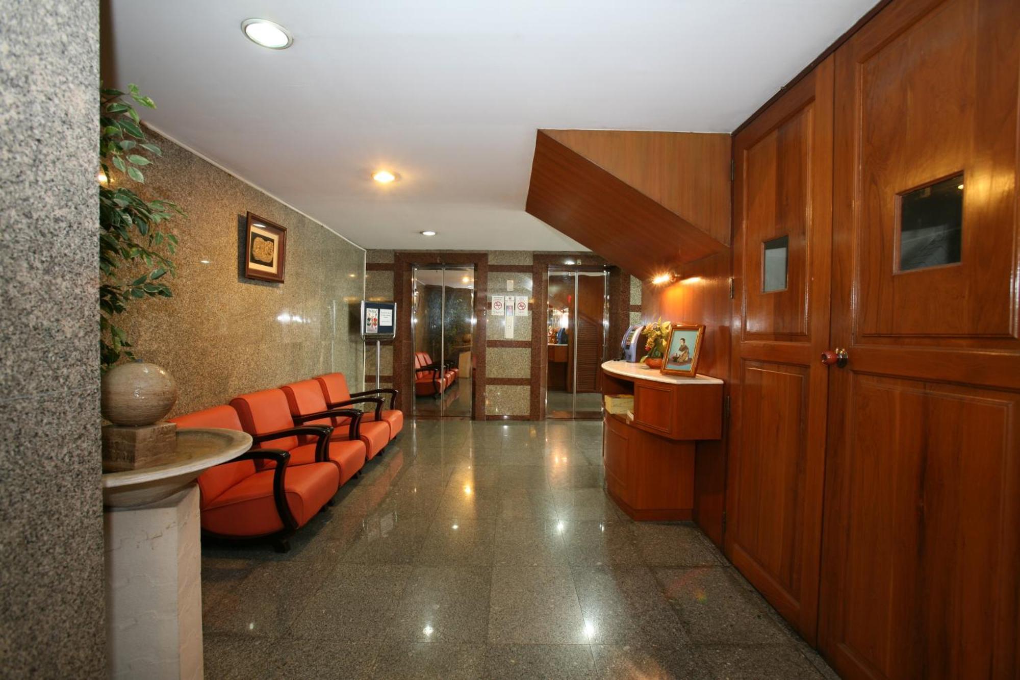 Interchange Tower Serviced Apartment - Sha Extra Plus Бангкок Экстерьер фото