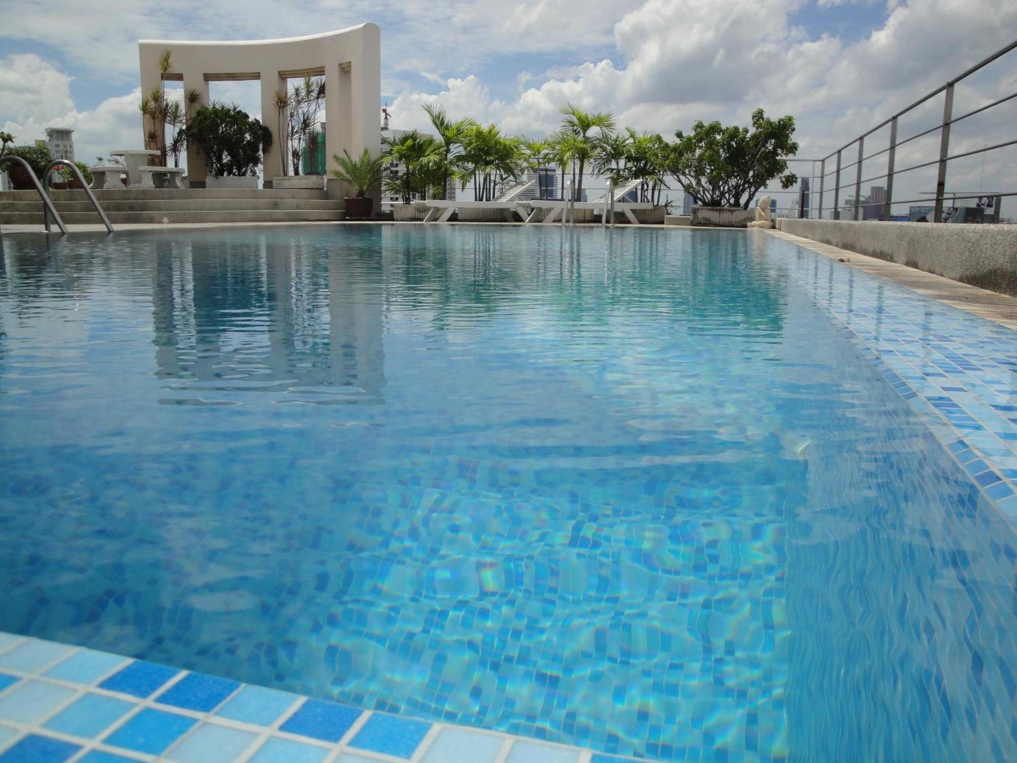 Interchange Tower Serviced Apartment - Sha Extra Plus Бангкок Экстерьер фото