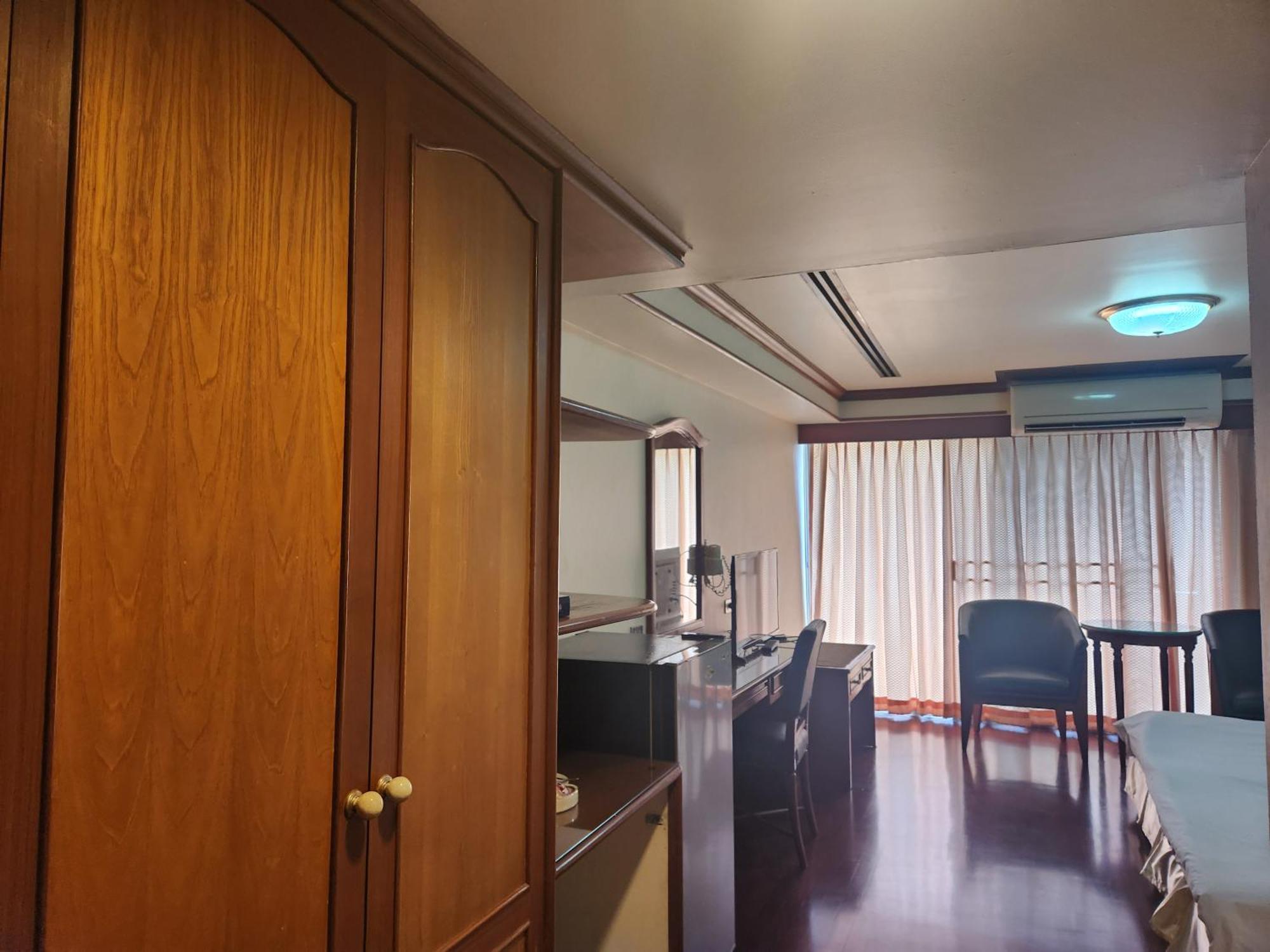 Interchange Tower Serviced Apartment - Sha Extra Plus Бангкок Экстерьер фото