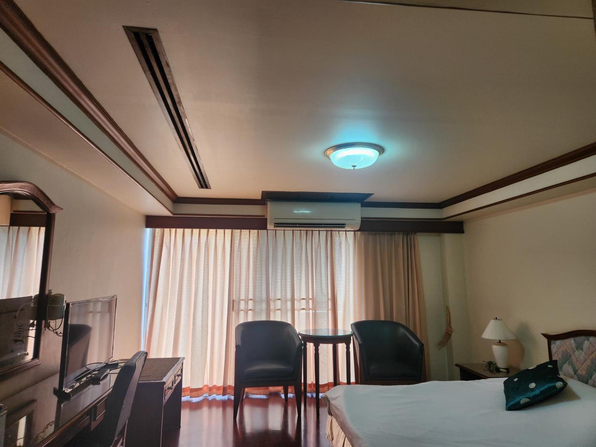 Interchange Tower Serviced Apartment - Sha Extra Plus Бангкок Экстерьер фото