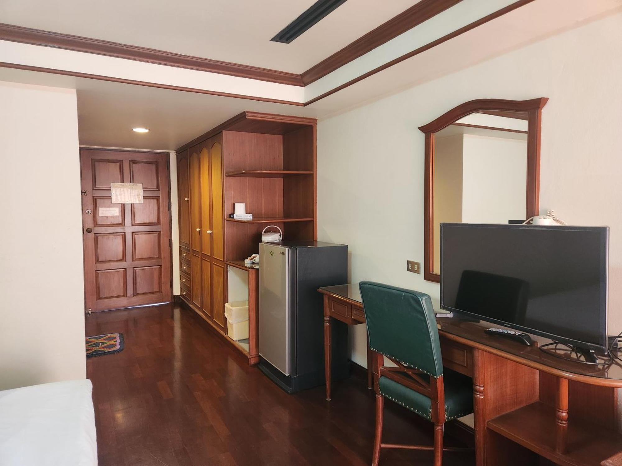Interchange Tower Serviced Apartment - Sha Extra Plus Бангкок Экстерьер фото