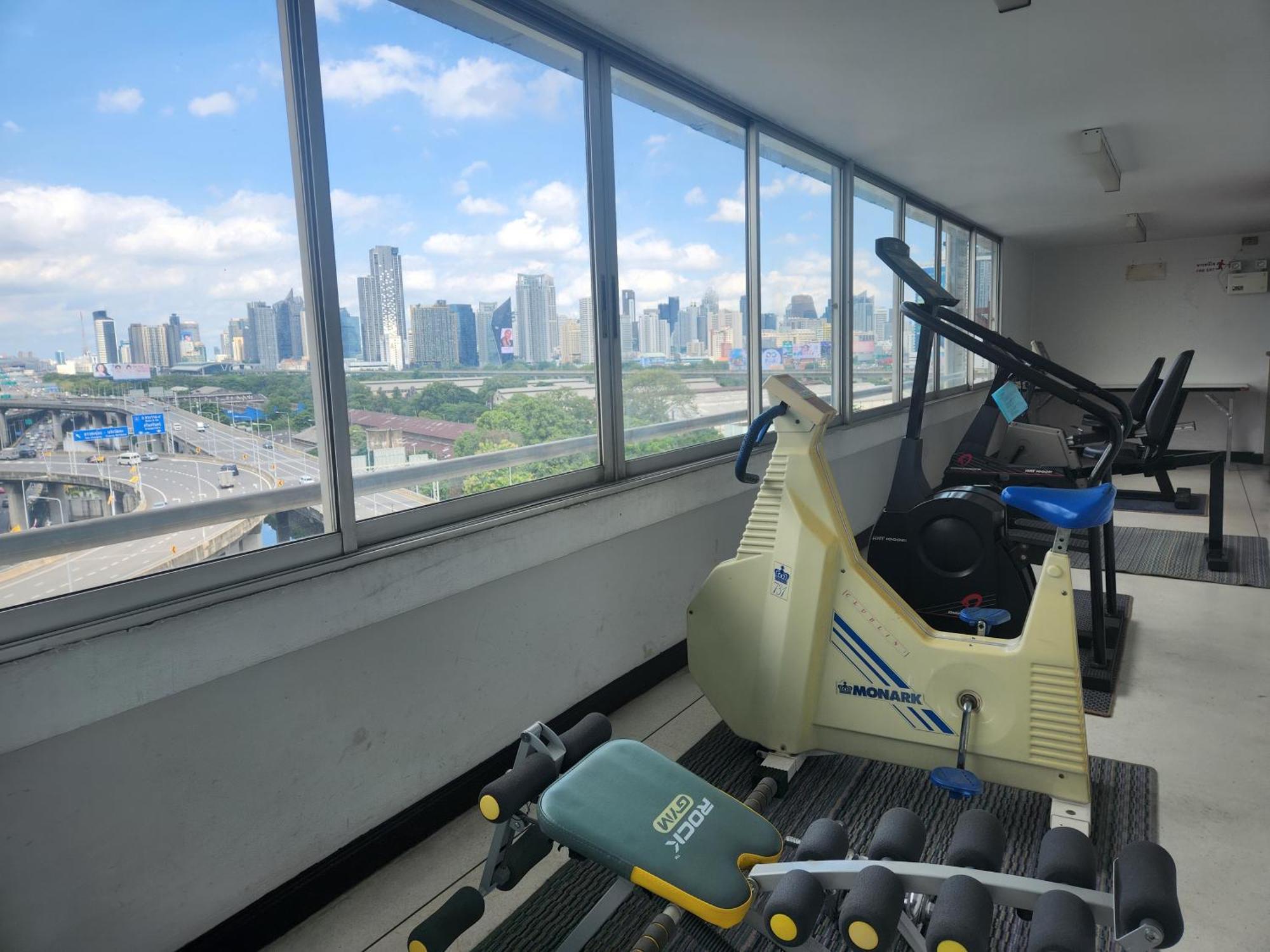 Interchange Tower Serviced Apartment - Sha Extra Plus Бангкок Экстерьер фото