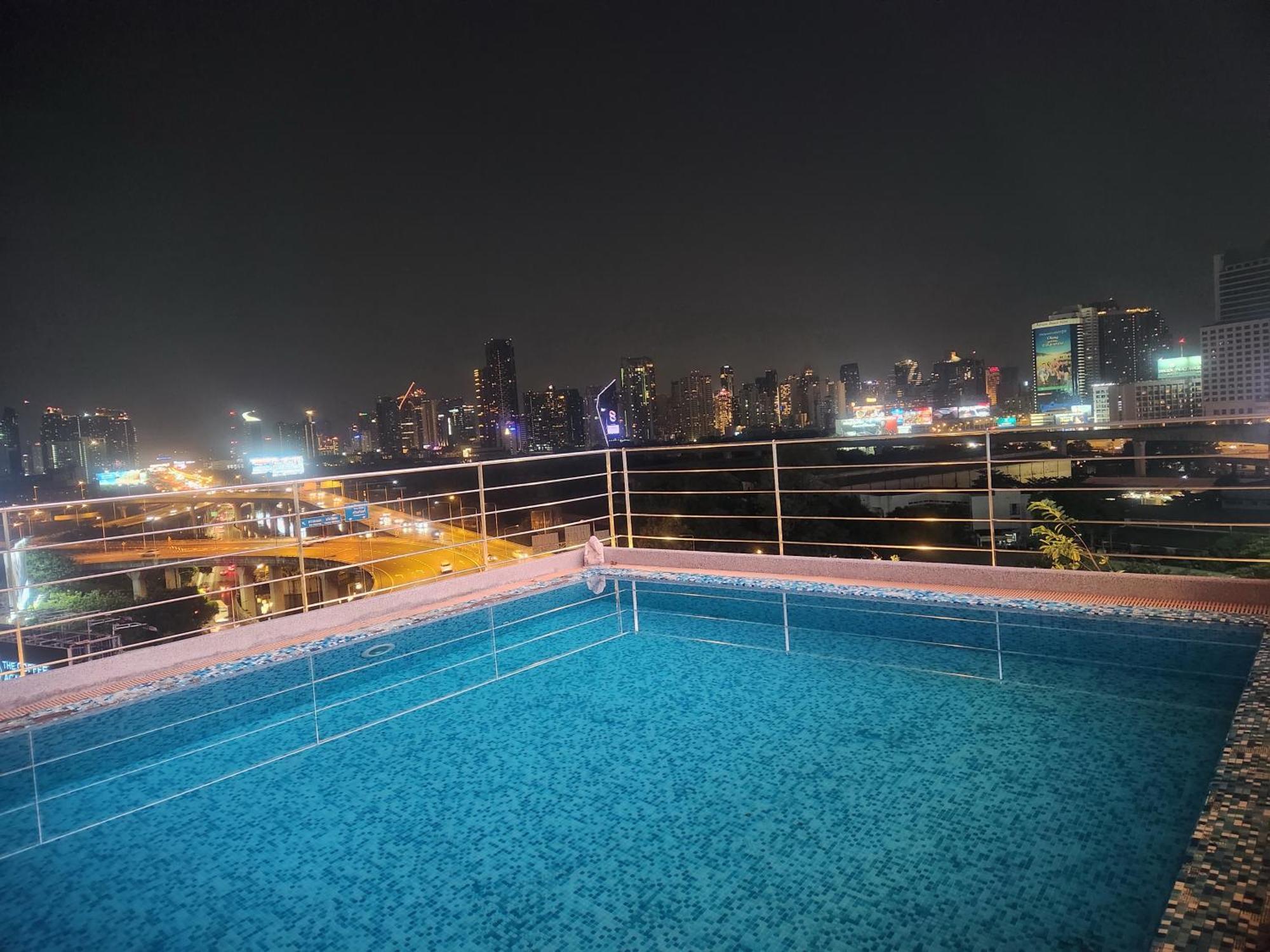 Interchange Tower Serviced Apartment - Sha Extra Plus Бангкок Экстерьер фото