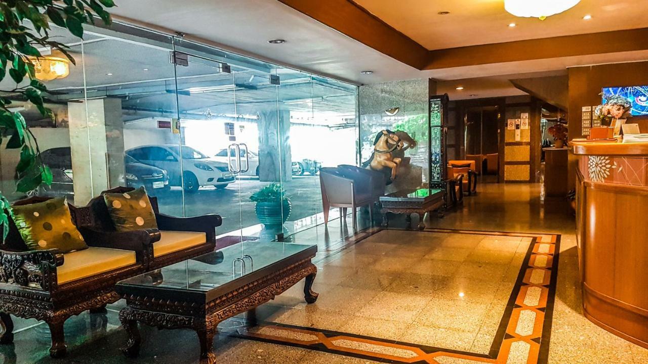 Interchange Tower Serviced Apartment - Sha Extra Plus Бангкок Экстерьер фото
