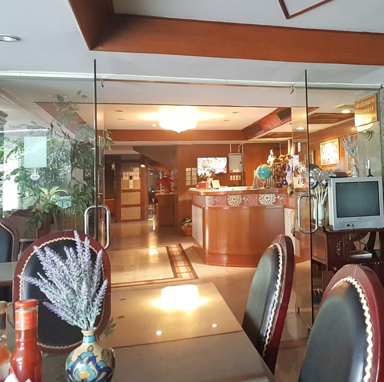 Interchange Tower Serviced Apartment - Sha Extra Plus Бангкок Экстерьер фото